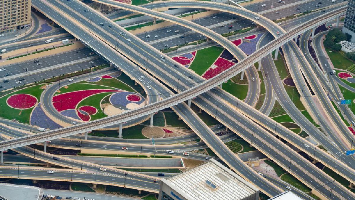 How to set up routing in an Express.js project using TypeScript